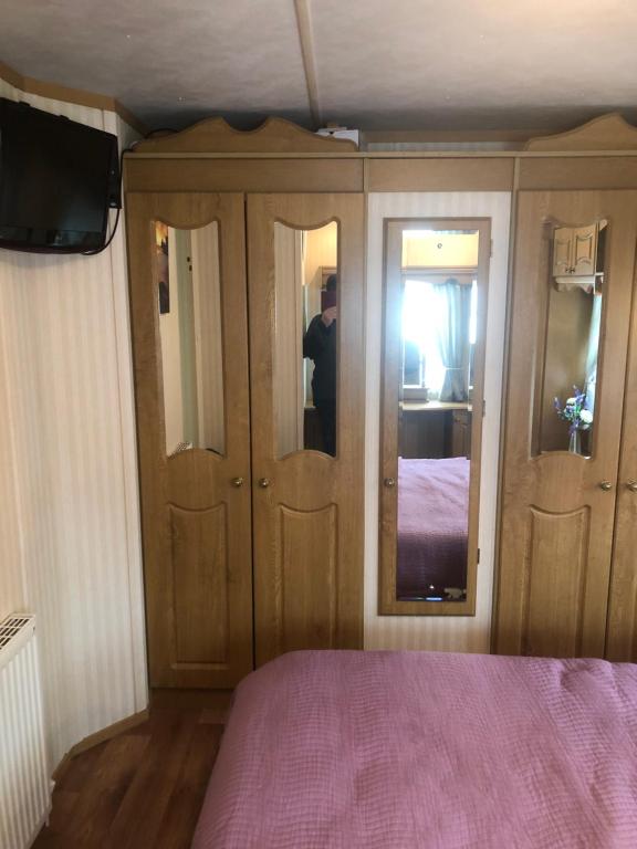 Postel nebo postele na pokoji v ubytování Màire’s Mobile Home