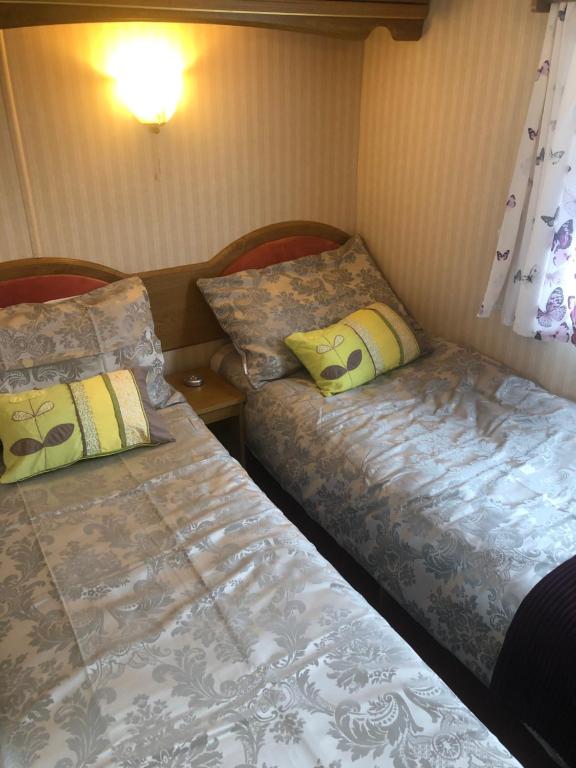 Postel nebo postele na pokoji v ubytování Màire’s Mobile Home