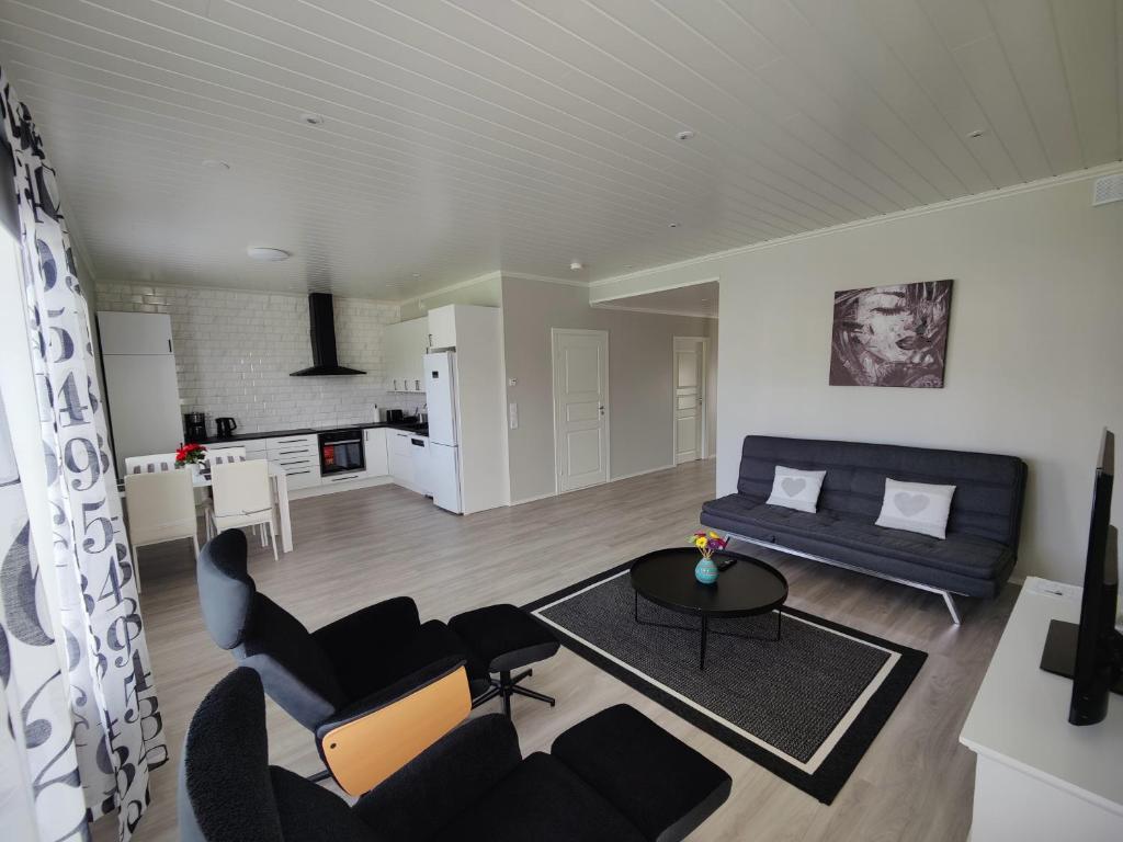 sala de estar con sofá y mesa en ANDY - Perfect location in the heart of Närpes 75 m2 - Sauna - Built in 2023 en Närpiö