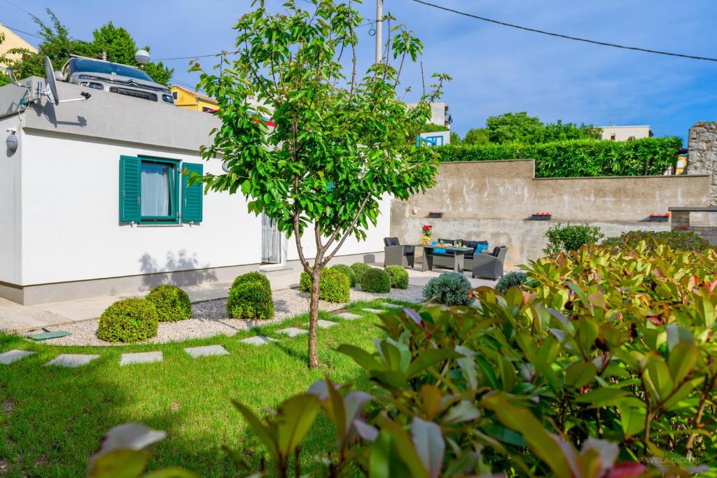 Vonkajšia záhrada v ubytovaní Studio Leon & rent a quad
