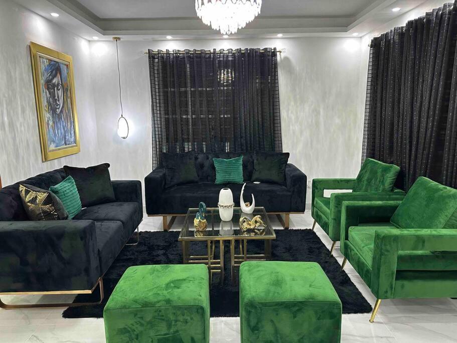 a living room with green couches and a table at Hermoso lugar para compartir es muy acogedor in Mendoza
