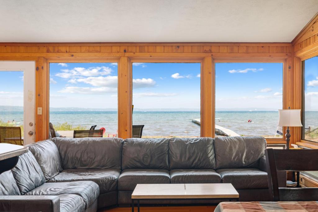 特拉弗斯城的住宿－Million Dollar Views 5BDR Beachfront in East Bay ➠ 2175，带沙发的客厅,享有海景