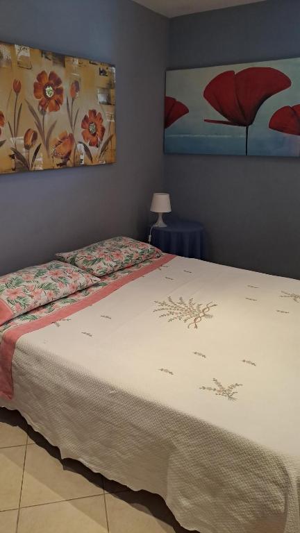 Un dormitorio con una cama y un cuadro en la pared. en Dj Center Class, en Bari