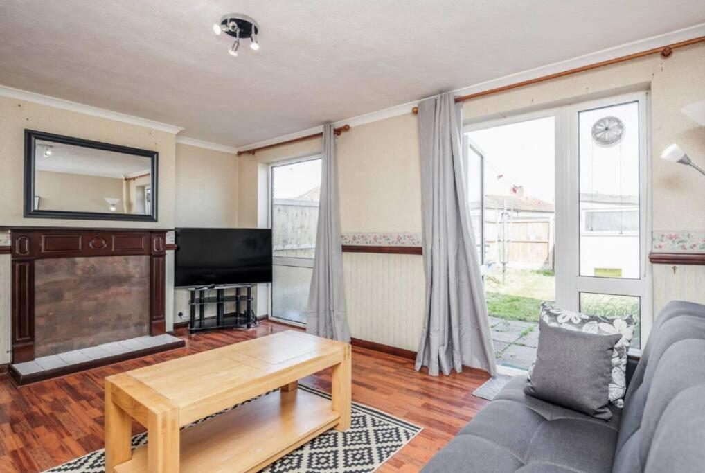 a living room with a couch and a television at Cosy 3 BDR Home With Wifi, Parking + Garden in Tilbury