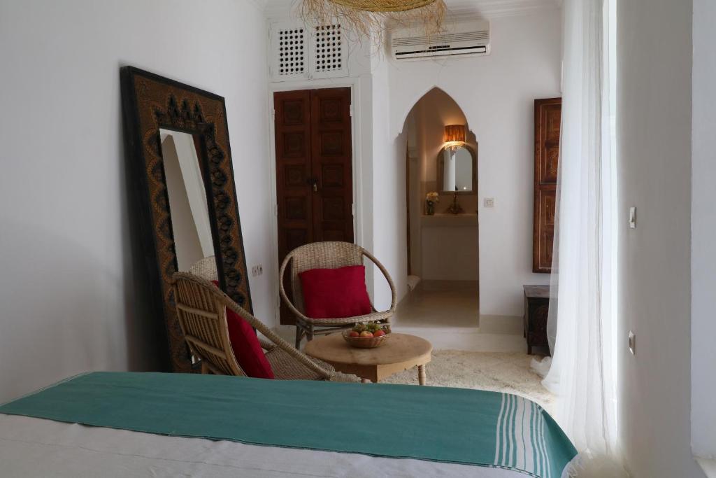 Postel nebo postele na pokoji v ubytování RIAD DAR DAR