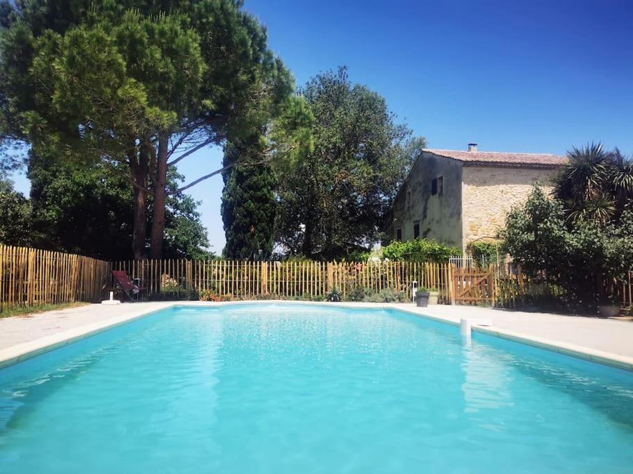 una piscina en un patio con una valla en Mas en Provence, en campagne avec piscine., en Orange