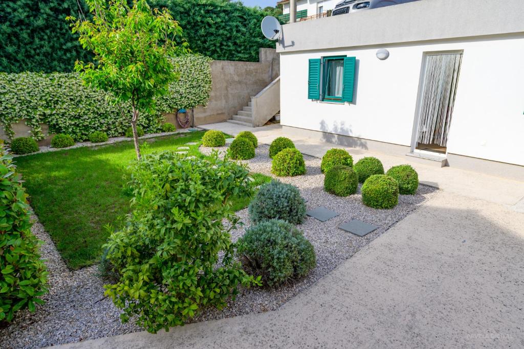 Vonkajšia záhrada v ubytovaní Studio Leon & rent a quad