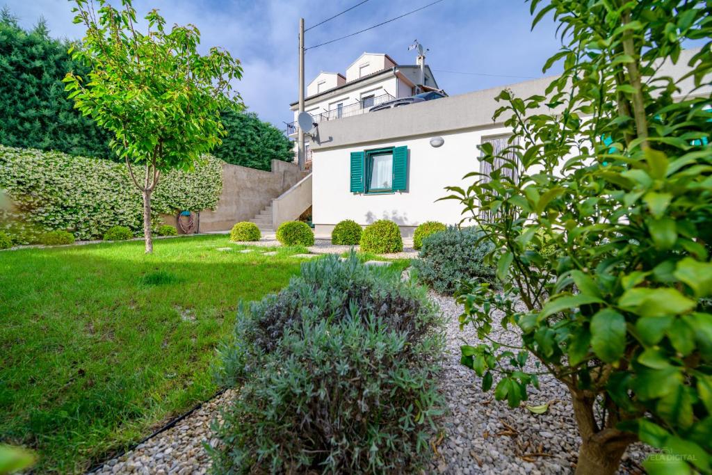 Vonkajšia záhrada v ubytovaní Studio Leon & rent a quad