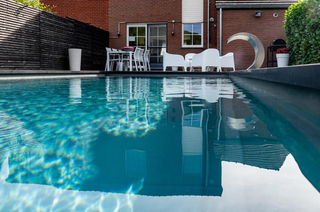 Bazén v ubytování Chez Sabine et Eric Maison pour 6 personnes avec piscine chauffée nebo v jeho okolí