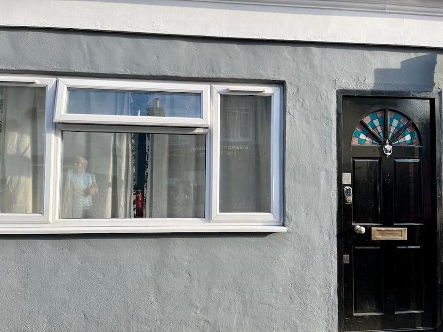 um edifício com uma janela com um alvo de dardos em Causey Maisonette em Hastings