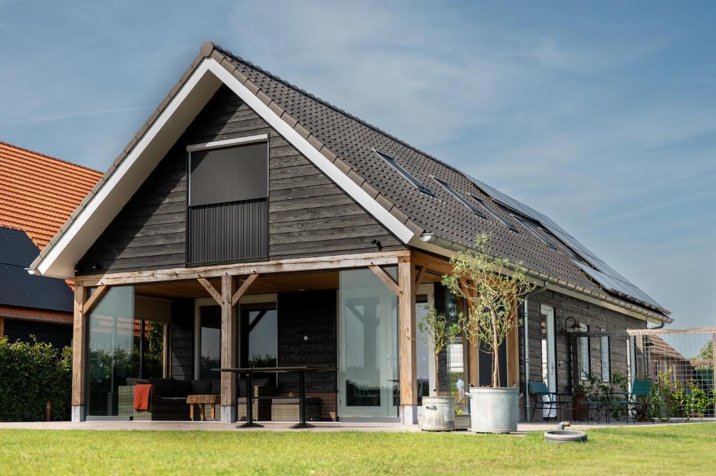 a house with a gambrel roof at Vakantieverblijf Weidezicht in Dorst