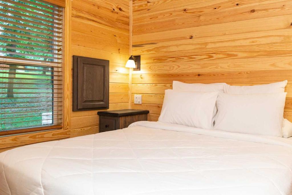 Postel nebo postele na pokoji v ubytování Jellystone Park Tyler