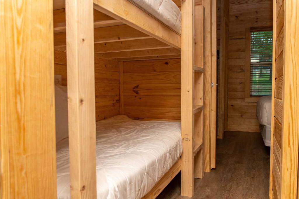 Postel nebo postele na pokoji v ubytování Jellystone Park Tyler