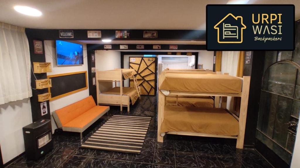 プーノにあるUrpi Wasi Backpackersの小さなお部屋で、二段ベッド2組が備わります。