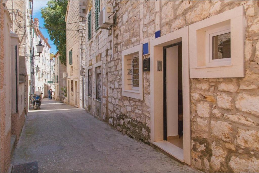 een steegje in een oud stenen gebouw met een raam bij Villa Pro Patria in Split