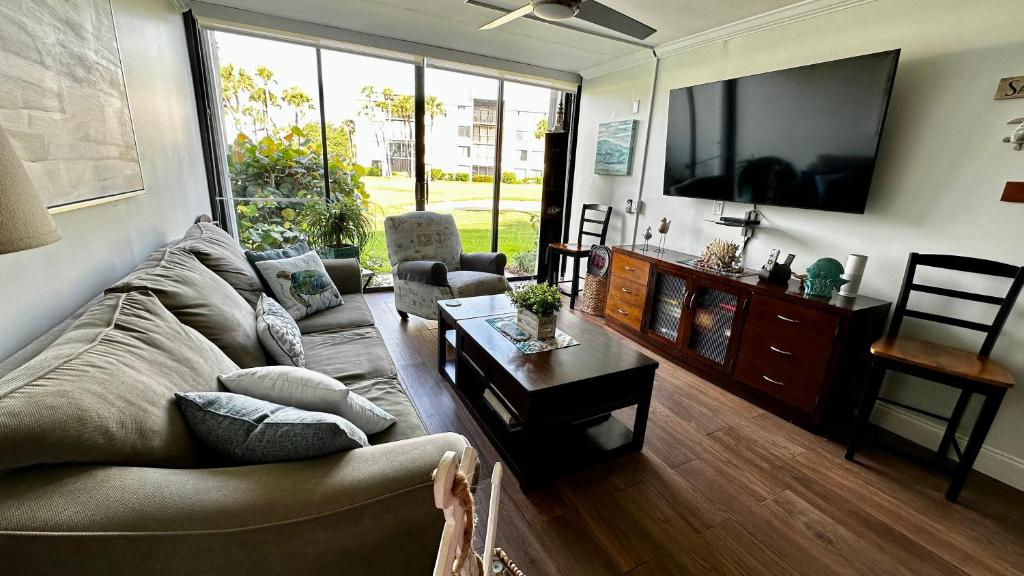 Seating area sa Excellent beach front community, golf course, tennis, sunny weather year round!