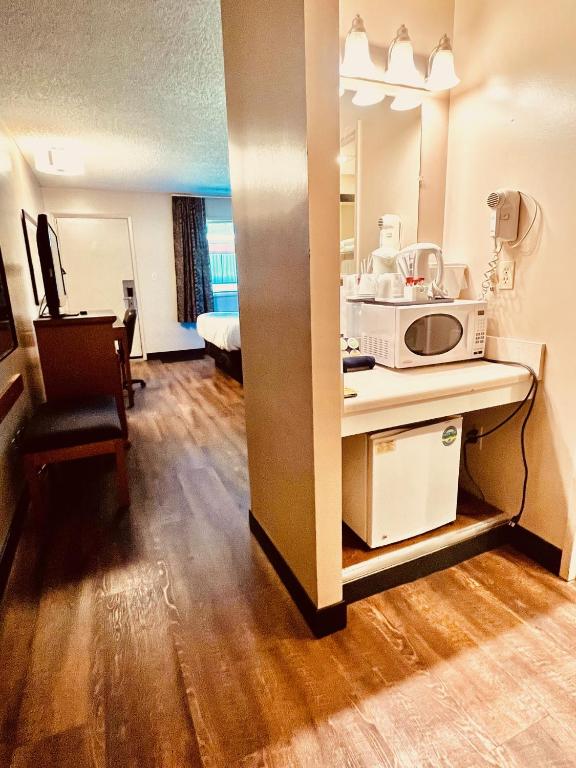 Kuchyň nebo kuchyňský kout v ubytování Royal Hotel Lloydminster