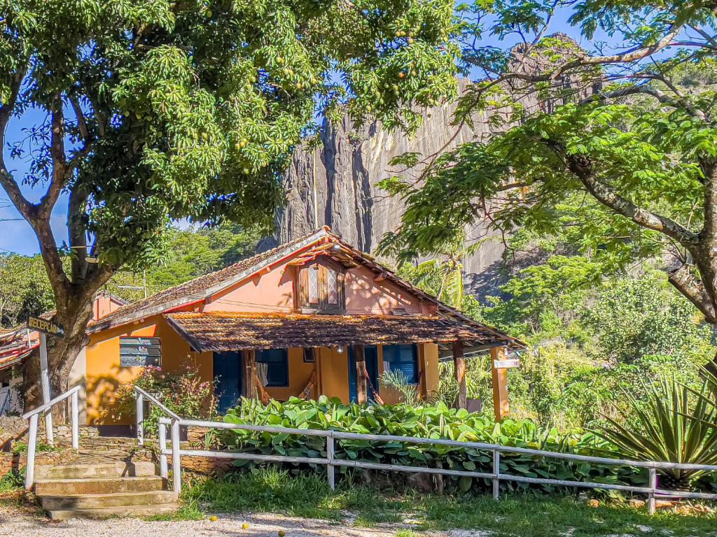 una pequeña casa frente a una montaña en Pousada Grande Pedreira, en Serra do Cipo
