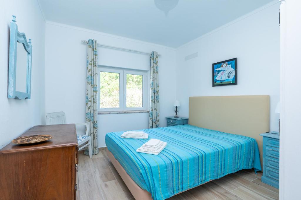 ein kleines Schlafzimmer mit einem Bett und einem Fenster in der Unterkunft Quinta Do Torrejao in Armação de Pêra