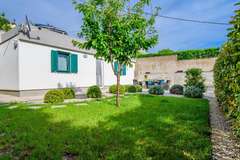 Vonkajšia záhrada v ubytovaní Studio Leon & rent a quad