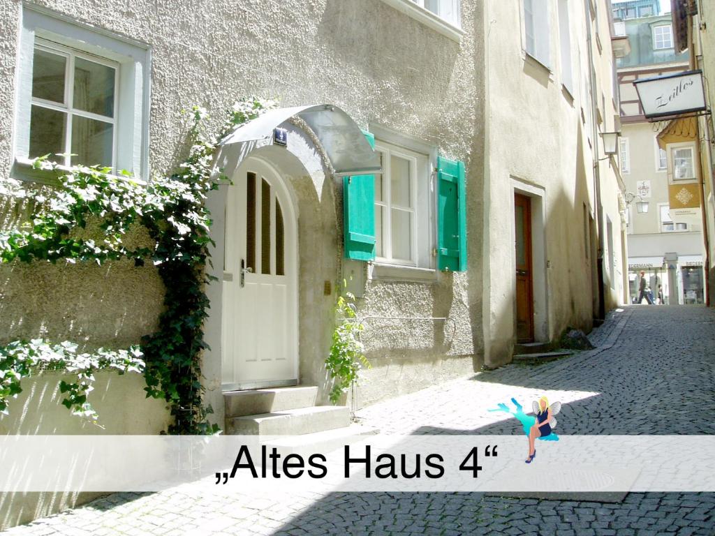 een klein meisje dat over straat loopt met een paraplu bij Ferienwohnung Altes Haus 4 in Lindau