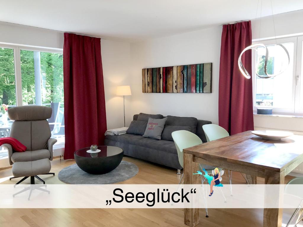 sala de estar con sofá y mesa en Ferienwohnung Seeglück- hochwertige Wohnung im Villenviertel mit Südbalkon, en Lindau