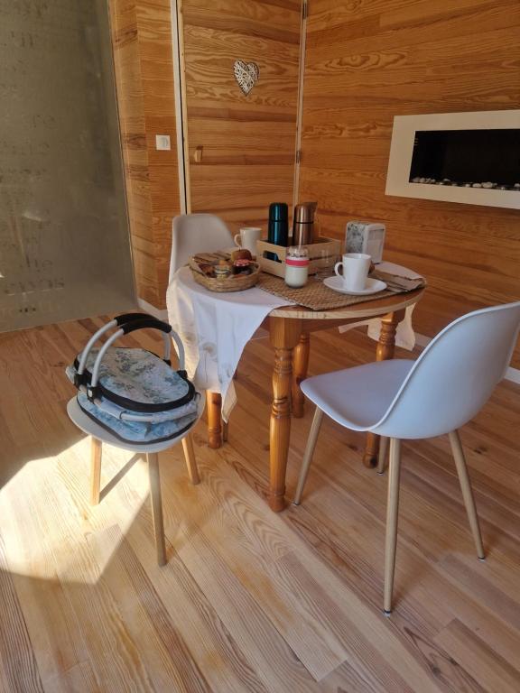 einen Tisch und zwei Stühle in einem Zimmer in der Unterkunft L'écolodge de Laeti in Lunéville