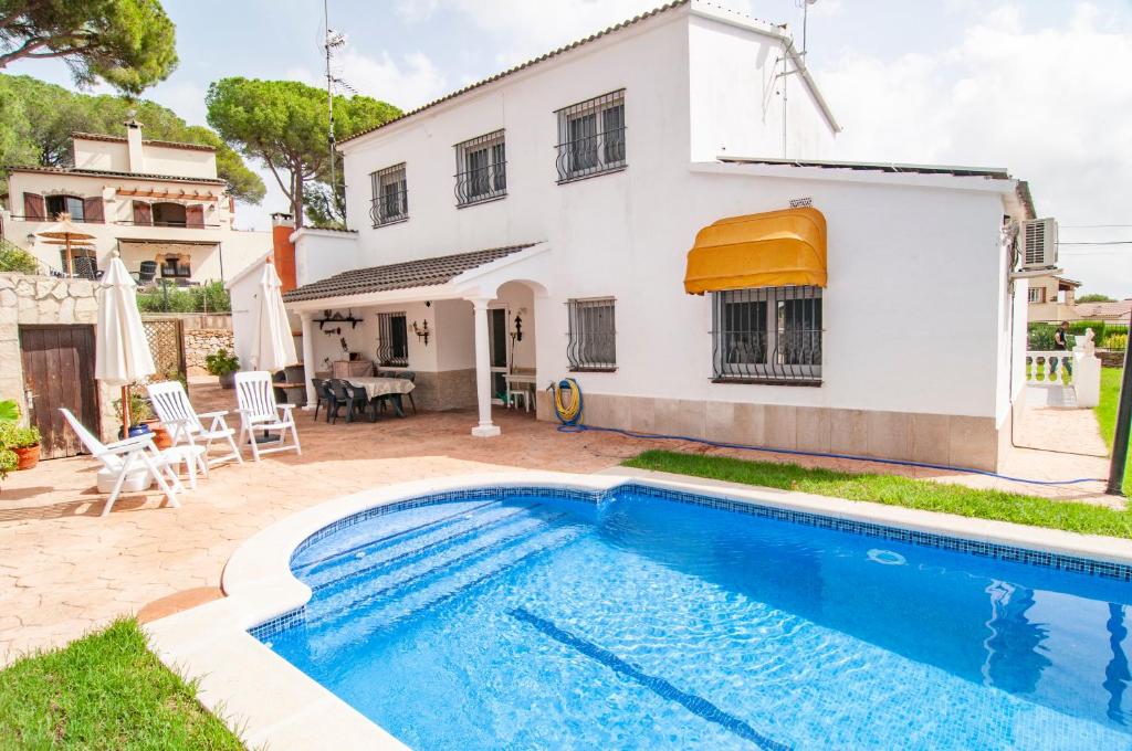 een villa met een zwembad voor een huis bij Villa Nuis L'Estartit. Piscina y jardín privados. Ideal para familias in Torroella de Montgrí