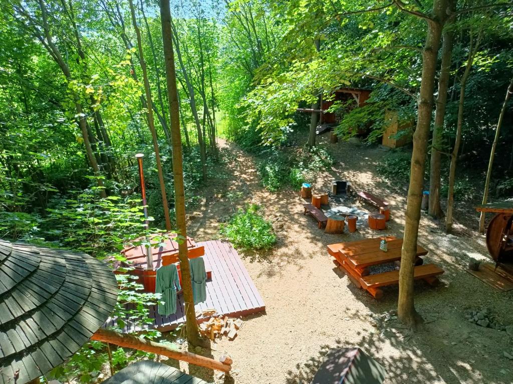 Aed väljaspool majutusasutust Treehous Sněžník s wellness