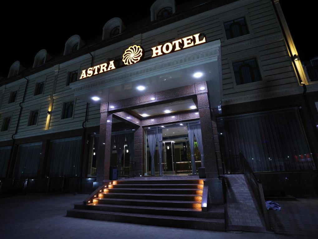 un hotel con un cartello che legge "Asia Hotel" di Astra hotel a Karshi