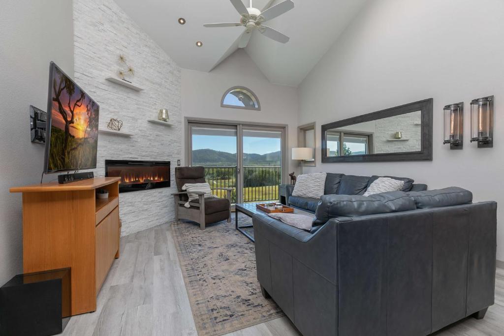 TV a/nebo společenská místnost v ubytování Lake Forest Lakeview Condo: Mountain Views, Close to Town