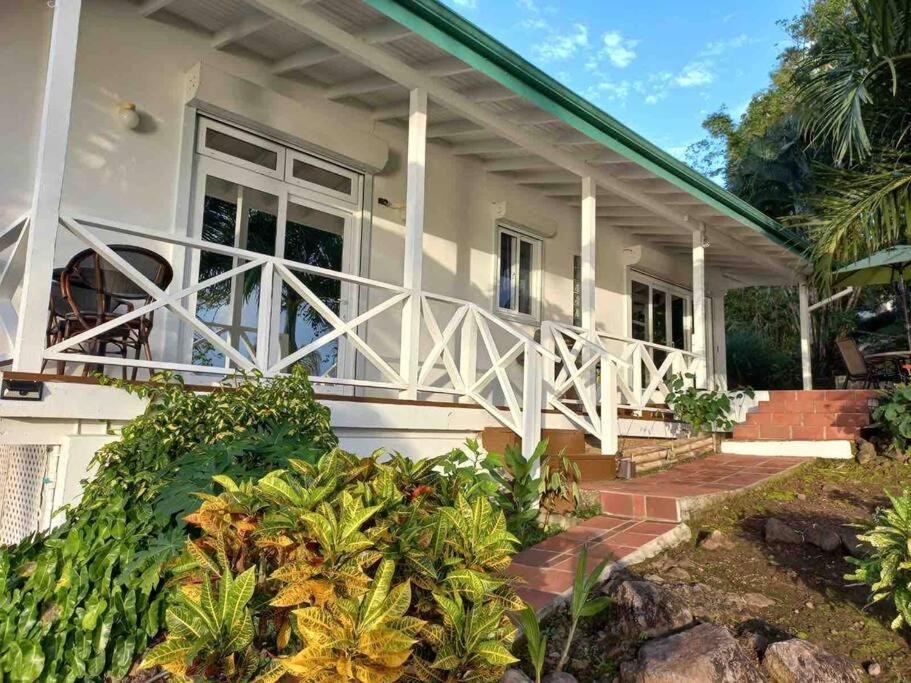 Casa blanca con porche y balcón en Amazing mountain top home with stunning views!, en Bahía Marigot