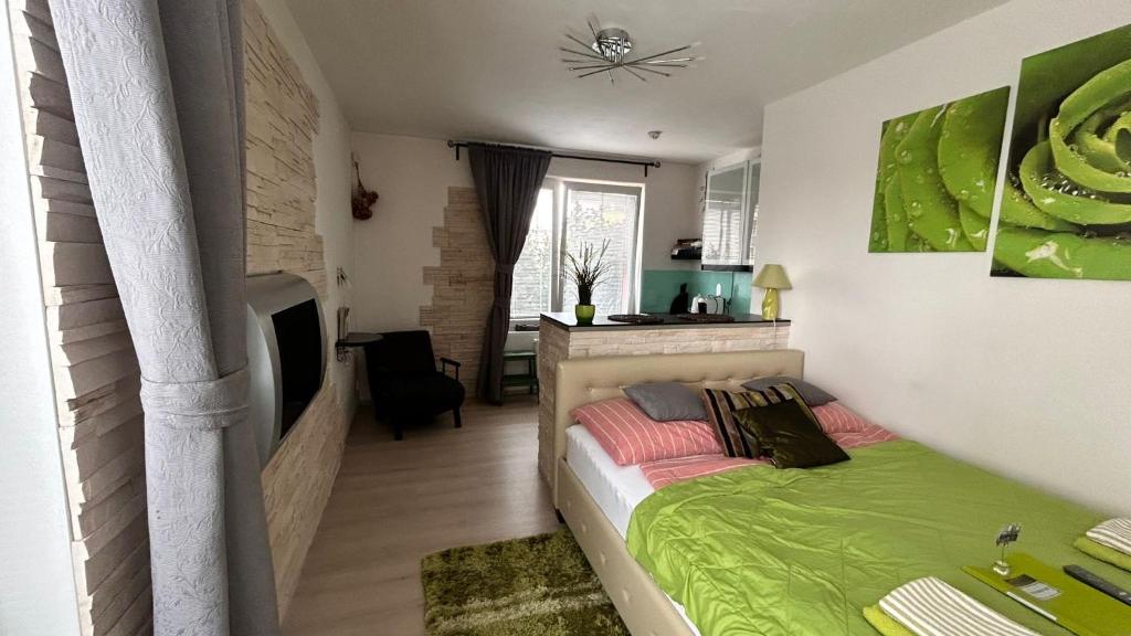 Postel nebo postele na pokoji v ubytování Bastien Studio near Airport