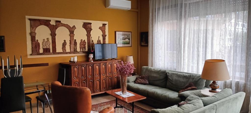 salon z kanapą i telewizorem w obiekcie Riviera 34 w mieście Treviso