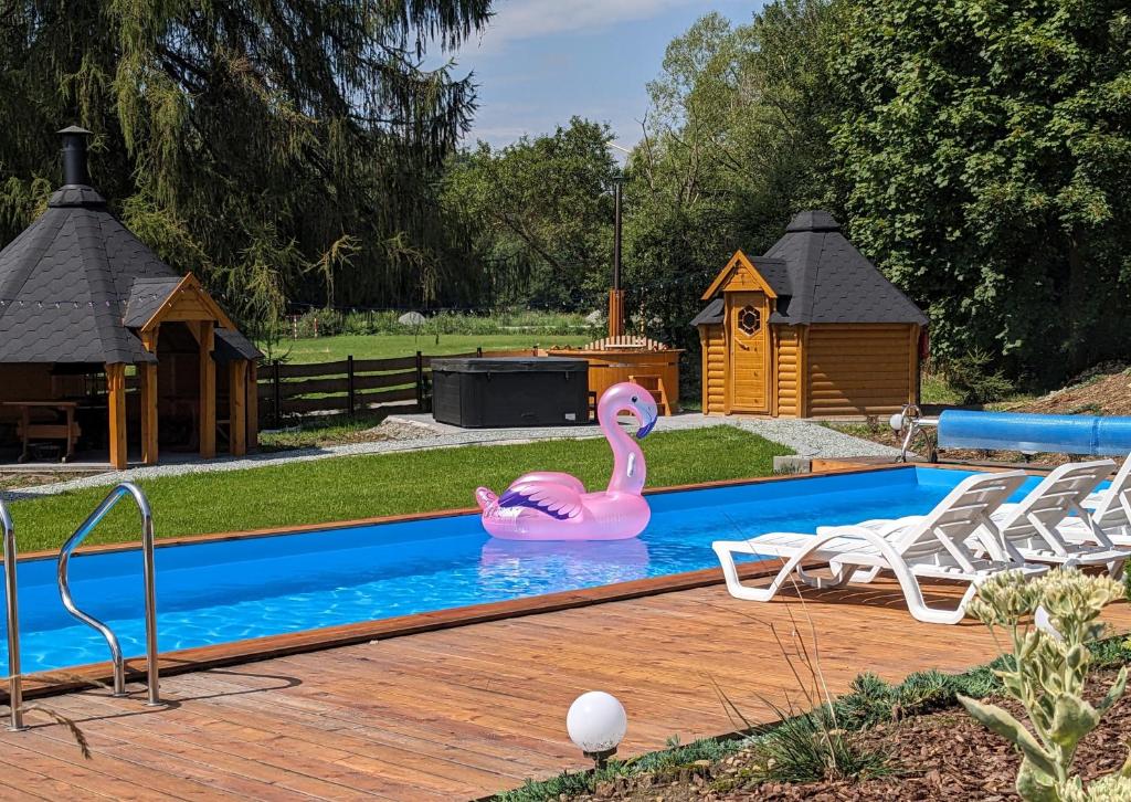 Bazén v ubytování Modrzewiowe Zacisze nebo v jeho okolí