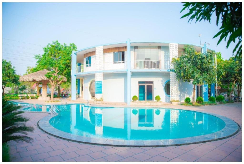 Bazén v ubytování Biển Đông COMPLEX nebo v jeho okolí