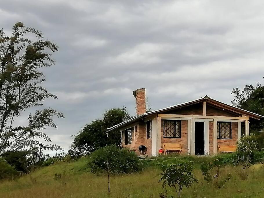 une vieille maison assise au sommet d'une colline dans l'établissement Mountain Cabin - Nature and Relax, à Fúquene