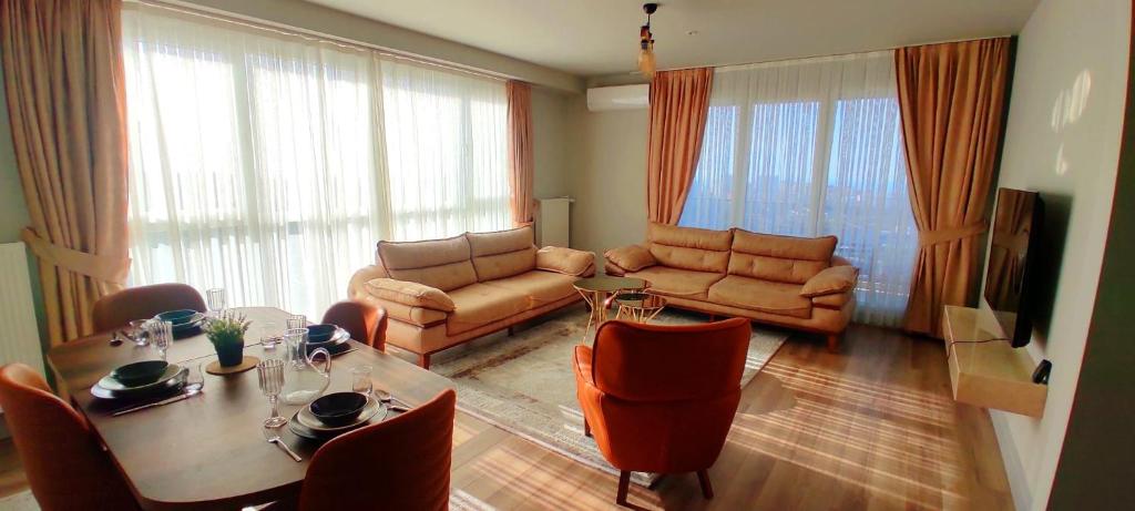 sala de estar con mesa y sofá en Luxury apartment, en Estambul
