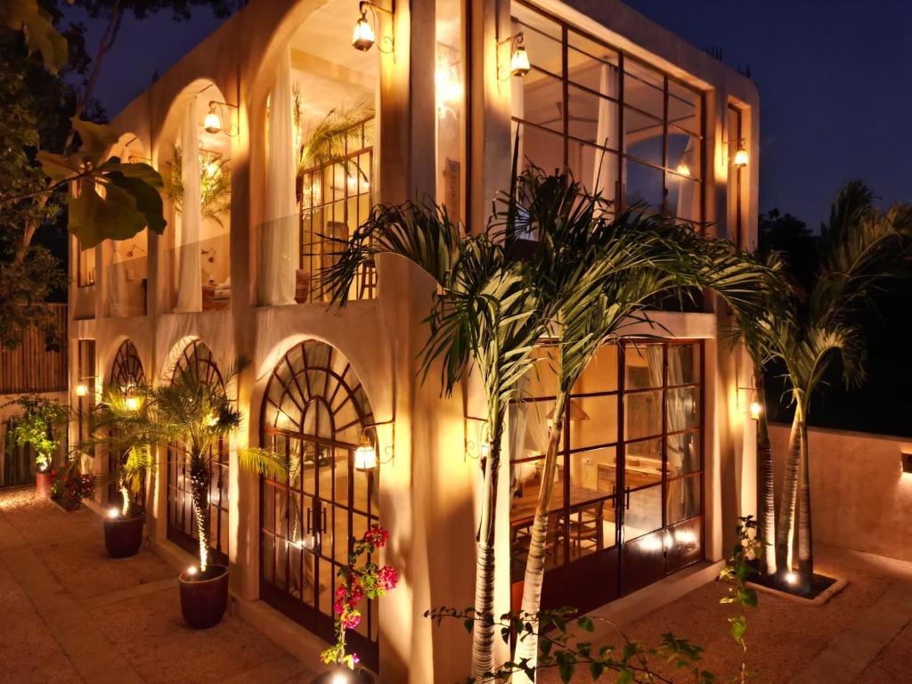 un edificio iluminado por la noche con luces en Villa Pi Luxury Uluwatu Bali, en Uluwatu