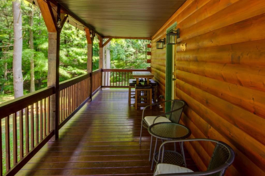 une véranda avec deux chaises et une table dans l'établissement Secluded Cabin with On-Site Creek and Trails!, 