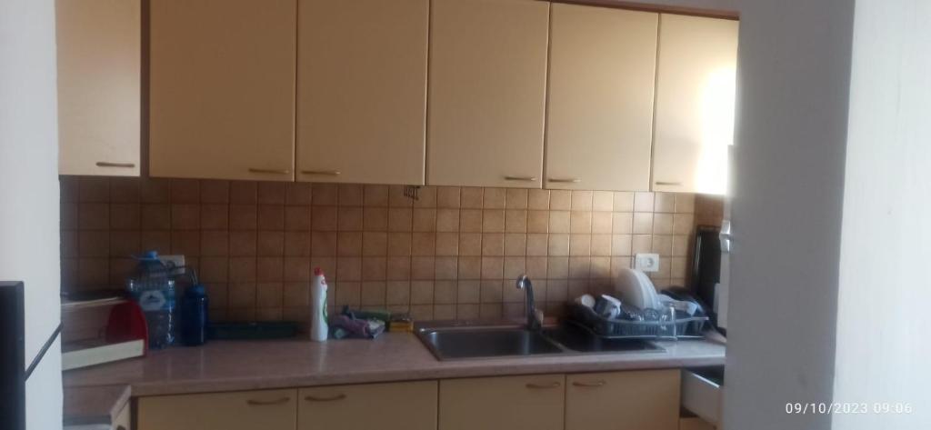 Kuchyň nebo kuchyňský kout v ubytování ROYAL 3 Hostel Opposite NALU BAR