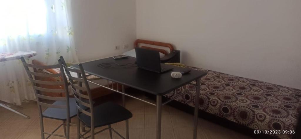 Postel nebo postele na pokoji v ubytování ROYAL 3 Hostel Opposite NALU BAR