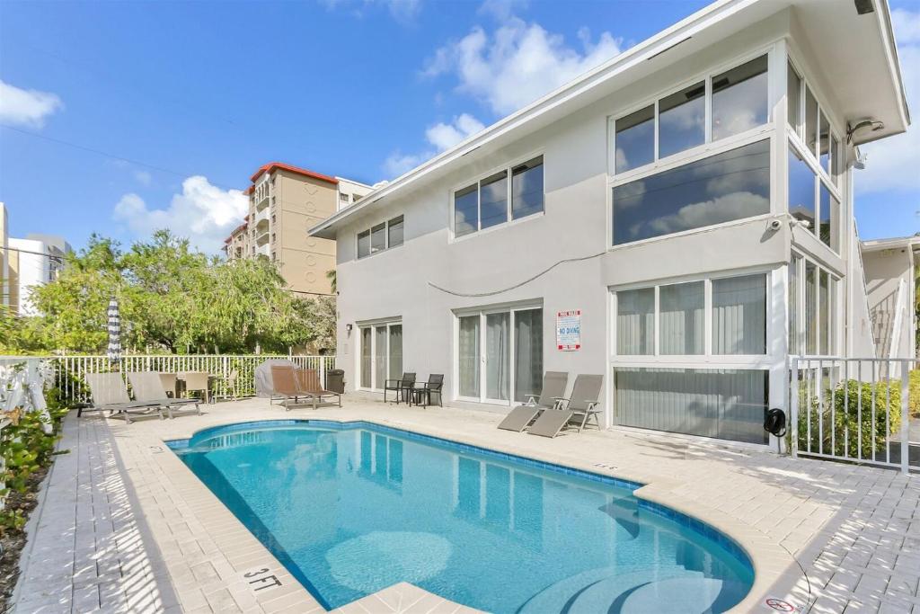 una imagen de una casa con piscina en Pompano Jumbo - Sleeps 16 & priv pool, en Pompano Beach