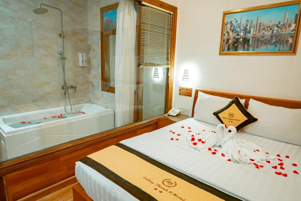 - une chambre avec un lit, une baignoire et une douche dans l'établissement Khách Sạn Cường Thanh 2, à Hô-Chi-Minh-Ville