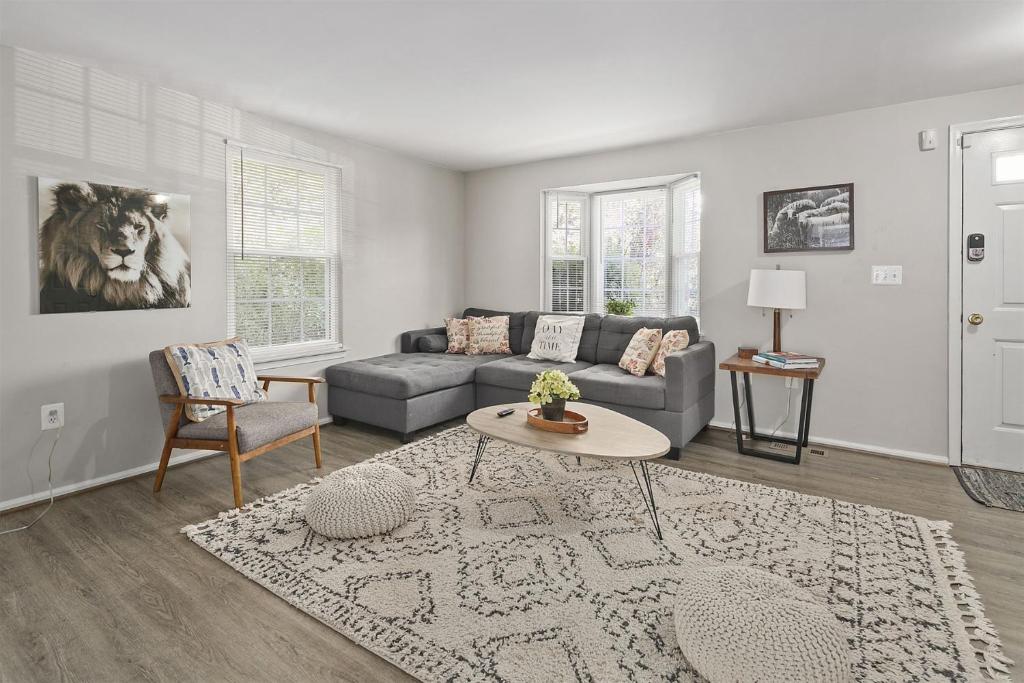 Luxury End Unit Townhome Just 40 Minutes from DC, PetFriendly, Privacy