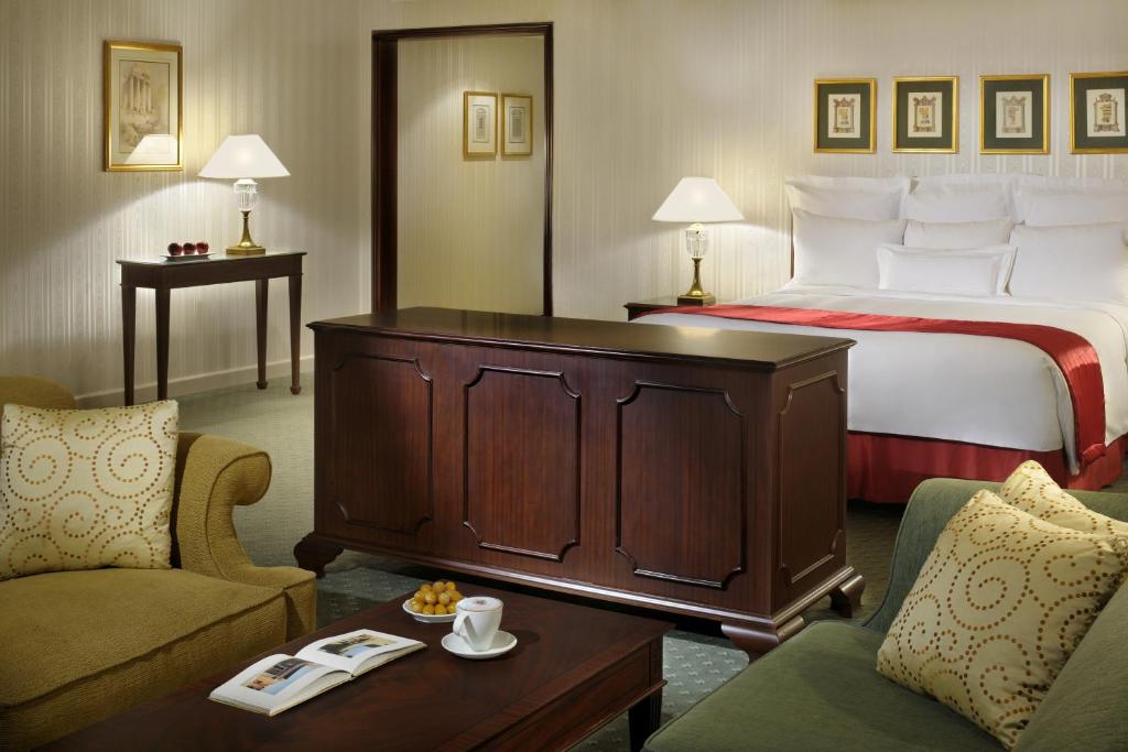 Кровать или кровати в номере The Bristol Hotel by Royal Orchid Hotel Management