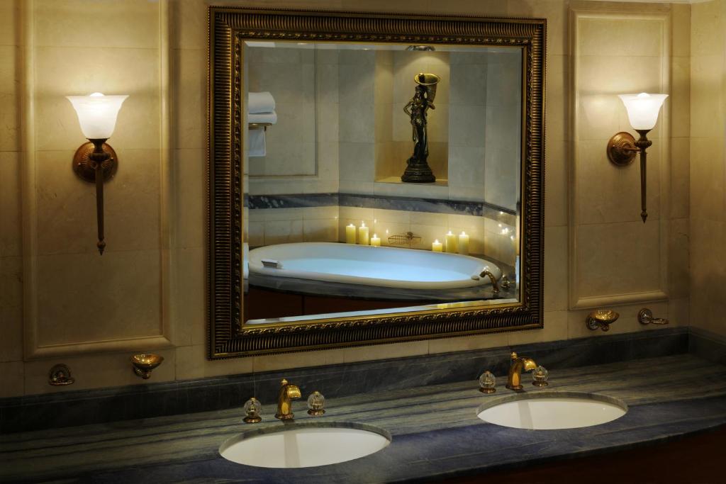 Ванная комната в The Bristol Hotel by Royal Orchid Hotel Management