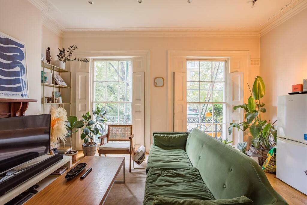a living room with a green couch and a table at ANGEL - Pleasant 1Bdr Apartment in London