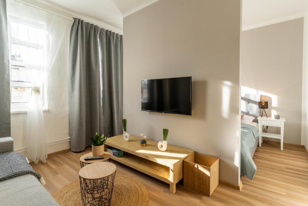 Televízia a/alebo spoločenská miestnosť v ubytovaní Apartmány KRAKENS