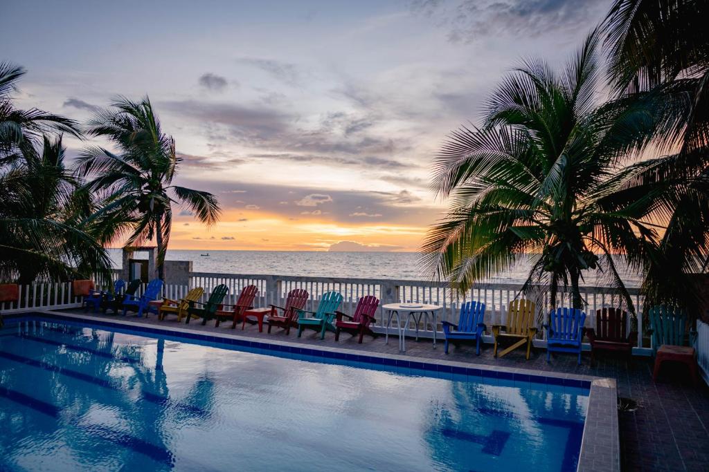 una piscina con sillas y vistas al océano en Caribbean Town Tolu en Tolú